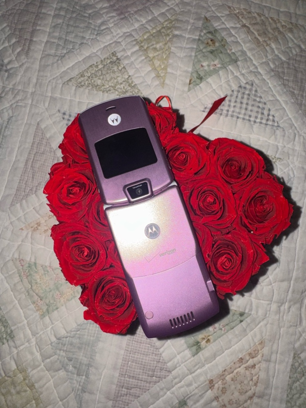Motorola Razr Flip Phone with Charger!!Pink Verizon Works! Nostalgic Aesthetic - Picture 4 of 10